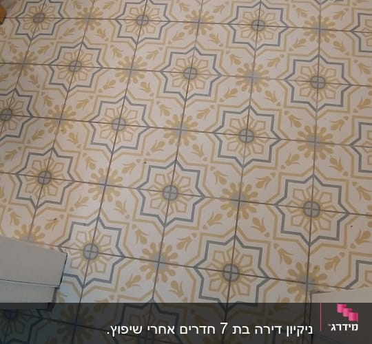 רצפה עם אריחים מעוצבים וניקוז